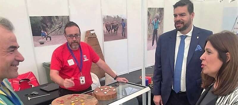El técnico deportivo municipal Luchoro Parrilla (c) con la vicealcalesa Carmen Hernández y el concejal de Deportes, Diego Ojeda/TA.